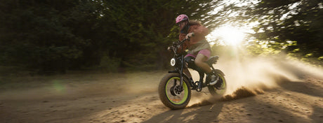 Emoko C93 fat bike électrique scrambler — rider en action sur sentier tout-terrain