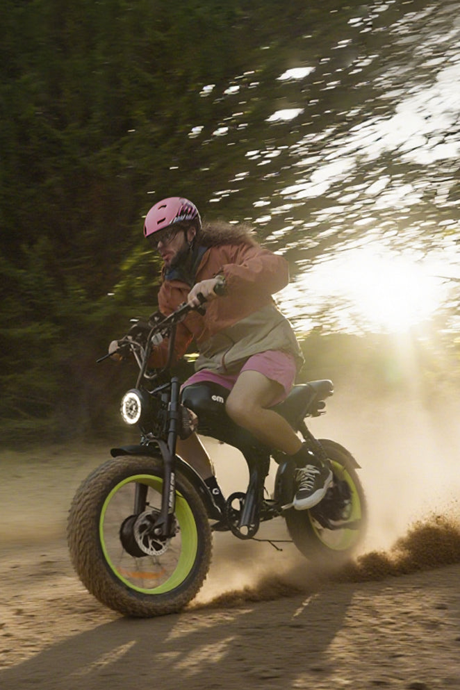 Emoko C93 fat bike électrique en action désert dunes — pneus KENDA fat 20x4